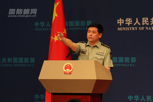 國(guó)防部新聞局副局長(zhǎng)、國(guó)防部新聞發(fā)言人任國(guó)強(qiáng)上校答記者問(wèn)。馮開(kāi)華 攝