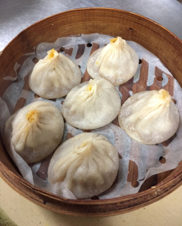 “城隍廟小籠包”的蟹黃小籠包。(美國(guó)《世界日?qǐng)?bào)》資料圖)