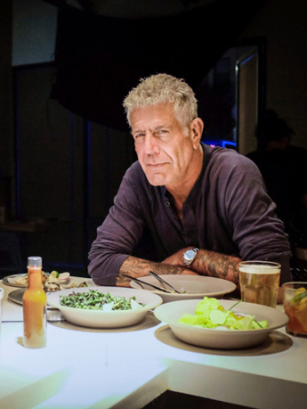 旅游美食節(jié)目主持人波登在節(jié)目中探索皇后區(qū)美食。(美國(guó)《世界日?qǐng)?bào)》資料圖)