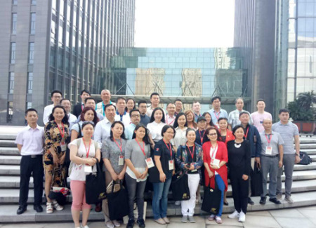 無錫廣電集團(tuán)與18家海外華文媒體簽訂友好合作備忘錄。