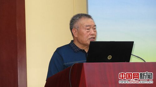 中國社會(huì)科學(xué)院學(xué)部委員黃長著介紹世界語言使用情況。中國網(wǎng)記者 張艷玲 攝