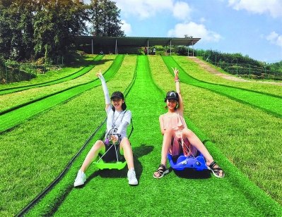 游客在逍遙谷滑草。