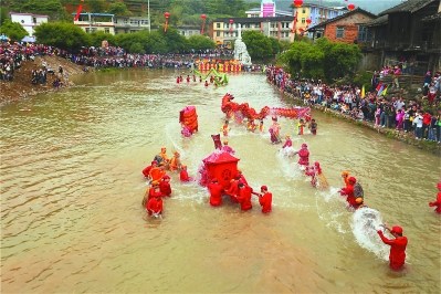 梅林土樓媽祖文化節(jié)吸引眾多游客。