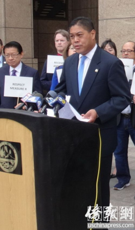 卜君毅呼吁大都會(huì)通過710地下水道貫通工程。（美國《僑報(bào)》/高睿 攝）