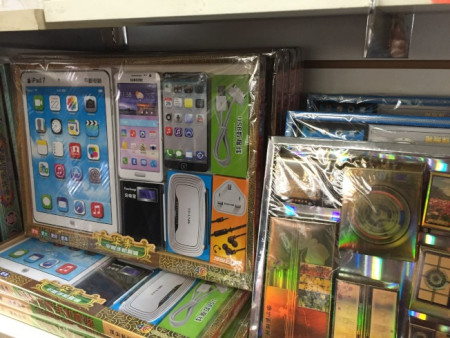 紙?jiān)榔贰?美國《世界日?qǐng)?bào)》/陸怡雯 攝)