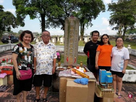 吳碧山一家清明到新加坡蔡厝港華人墳場。(新加坡《聯(lián)合早報(bào)》/吳碧山提供)