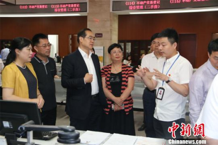 圖為國務院僑務辦公室副主任郭軍考察溫州市甌海區(qū)審批中心 李佳赟 攝 圖為國務院僑務辦公室副主任郭軍考察溫州市甌海區(qū)審批中心 李佳赟 攝