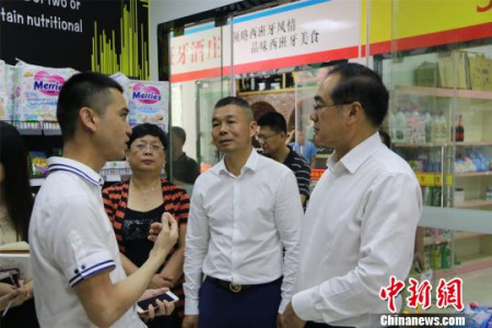 圖為國務院僑務辦公室副主任郭軍參觀溫州麗岙華僑貿(mào)易回歸基地 李佳赟 攝 圖為國務院僑務辦公室副主任郭軍參觀溫州麗岙華僑貿(mào)易回歸基地 李佳赟 攝