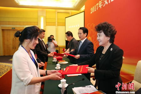 5月26日，2017年文化中國·華星藝術(shù)團團長年會閉幕式暨高級研修班結(jié)業(yè)式在北京召開。國務(wù)院僑辦主任裘援平出席活動并做主題發(fā)言。圖為裘援平主任為學(xué)員頒發(fā)結(jié)業(yè)證書。 <a target='_blank' >中新社</a>記者 韓海丹 攝