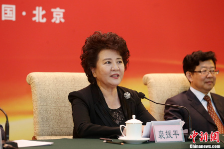 5月26日，2017年文化中國·華星藝術(shù)團團長年會閉幕式暨高級研修班結(jié)業(yè)式在北京召開。國務(wù)院僑辦主任裘援平出席活動并做主題發(fā)言。 <a target='_blank' >中新社</a>記者 韓海丹 攝