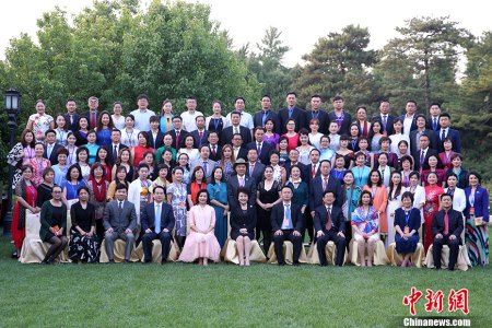 5月26日，2017年文化中國·華星藝術(shù)團團長年會閉幕式暨高級研修班結(jié)業(yè)式在北京召開。國務(wù)院僑辦主任裘援平出席活動并做主題發(fā)言。 <a target='_blank' >中新社</a>記者 韓海丹 攝