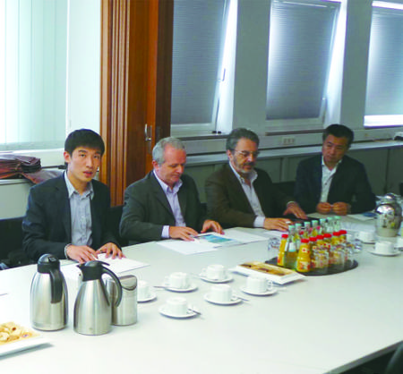 張越(左一)與客戶洽談。(法國《歐洲時報》意大利版)