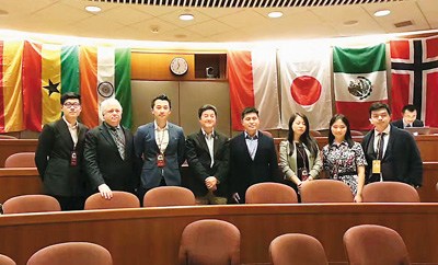 　高宇同（左一）在今年的哈佛中國(guó)論壇上講述自己創(chuàng)業(yè)經(jīng)歷，他認(rèn)為“90后”這一代擁有改變世界的可能性。