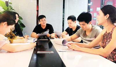 師鈺奇（右四）帶領(lǐng)自己的團(tuán)隊(duì)開(kāi)劇本研討會(huì)，在輕松的討論氛圍里，他們把自己寫的劇本演繹出來(lái)，使劇本內(nèi)容更豐富。