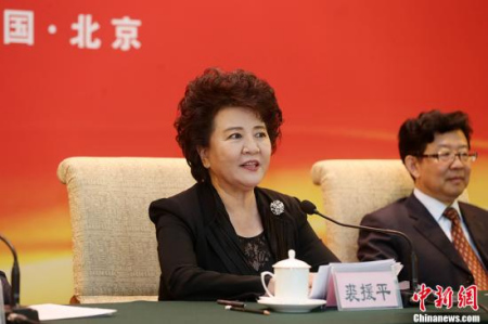 5月26日，2017年文化中國·華星藝術(shù)團(tuán)團(tuán)長年會閉幕式暨高級研修班結(jié)業(yè)式在北京召開。國務(wù)院僑辦主任裘援平出席活動并做主題發(fā)言。 <a target='_blank' >中新社</a>記者 韓海丹 攝