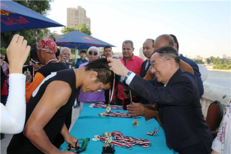 宋大使為獲獎選手頒獎 宋大使為獲獎選手頒獎