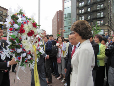 趙蘭獻(xiàn)花致意。（美國《世界日報(bào)》/顏嘉瑩 攝）