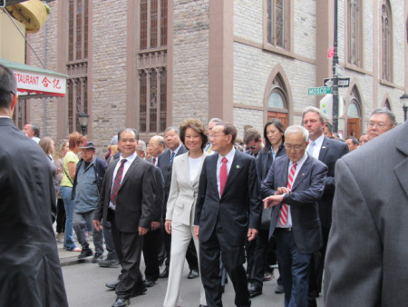 趙小蘭與趙錫成感情相當(dāng)好，游行途中始終攙扶著年邁的父親。（美國《世界日報(bào)》/顏嘉瑩 攝）