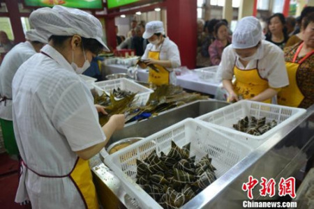 資料圖：成都粽子文化節(jié)上演傳統(tǒng)文化民俗秀，現(xiàn)場(chǎng)包粽子。張浪 攝