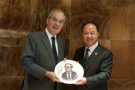 圖為吉林動(dòng)畫(huà)學(xué)院董事長(zhǎng)、校長(zhǎng)鄭立國(guó)（右）贈(zèng)送法國(guó)駐華大使顧山先生漫畫(huà)像。（圖片來(lái)源：吉林動(dòng)畫(huà)學(xué)院供圖）