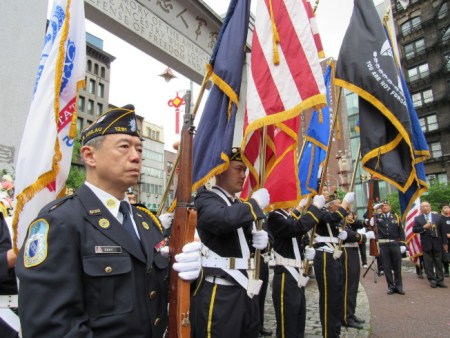 游行隊(duì)伍一字排開(kāi)，場(chǎng)面隆重莊嚴(yán)。(來(lái)源：美國(guó)《世界日?qǐng)?bào)》/顏嘉瑩 攝)