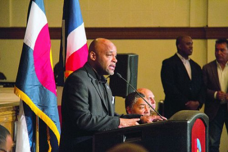 漢科克(左)在丹佛市議會呼吁保護移民。