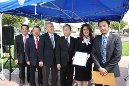 聯(lián)邦眾議員趙美心的代表(右)向蒙市市府贈送了紀念狀。(美國《僑報》/邱晨 攝)