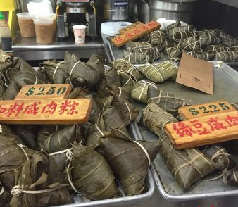 端午節(jié)前華埠粽子飄香。 (美國(guó)《僑報(bào)》/林菁 攝)