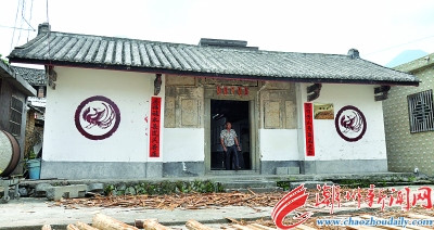 藍(lán)氏宗祠篤慶堂墻上印著鳳凰圖騰，是畬族特有的文化標(biāo)識。