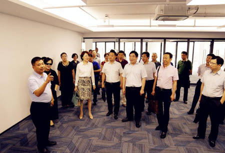 會(huì)議期間，與會(huì)代表參觀僑之家。