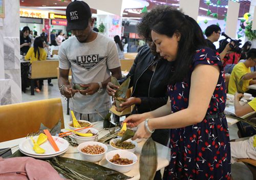 境外生認真地向老師學包粽子