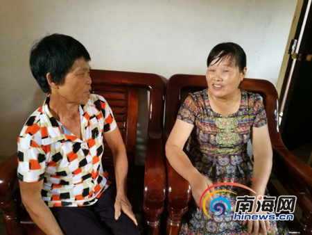 圖為馮益華跟二嫂聊天。南海網(wǎng)記者 高鵬攝