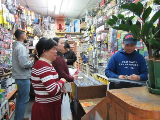 31日開(kāi)獎(jiǎng)的勁球獎(jiǎng)?lì)^獎(jiǎng)獎(jiǎng)金累積到3.02億美元，有不少抱著發(fā)財(cái)夢(mèng)的華人民眾紛紛前往購(gòu)買試手氣。(美國(guó)《世界日?qǐng)?bào)》/顏嘉瑩 攝)