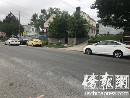 牛進(jìn)和從對(duì)面街道過馬路時(shí)被撞。（王伊琳攝）