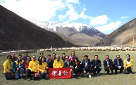 回訪祁連縣野牛溝鄉(xiāng)寄校僑愛牧場。