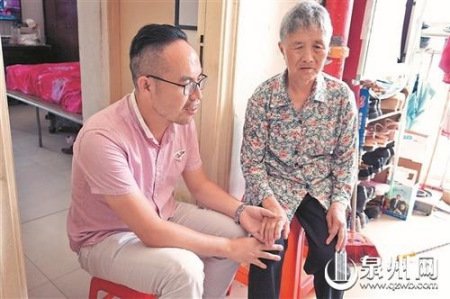 母親體弱多病，李軍將她接到身邊照顧。