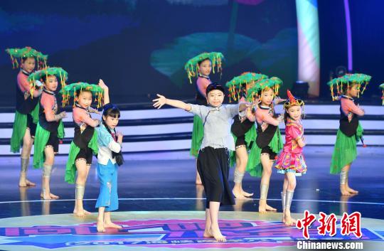 舞蹈《月光光》?！蚊?攝