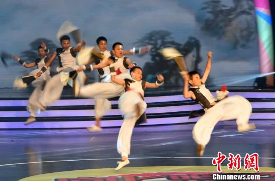 武術(shù)表演《炫境》。　呂明 攝