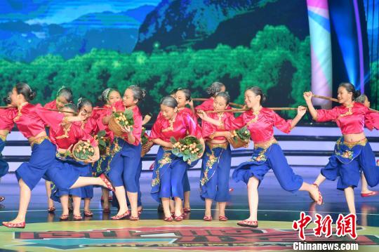 舞蹈《外婆的枇杷山》?！蚊?攝