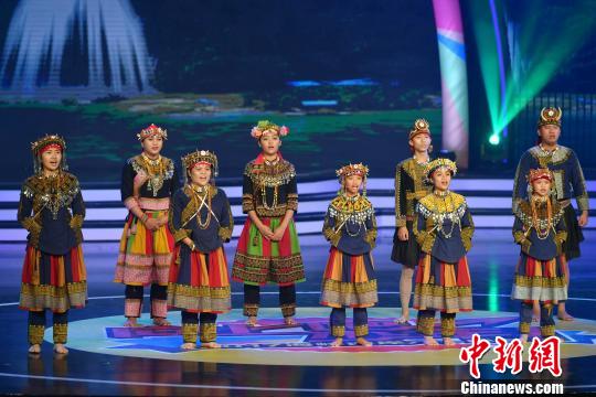 臺灣少數(shù)民族表演排灣族歌曲《牽舞傳唱》?！蚊?攝