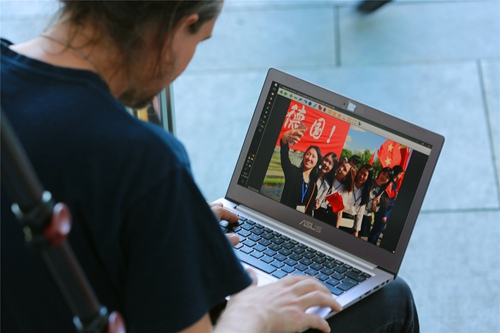 德國攝影記者利用總理歡迎儀式開始前的空擋搶發(fā)照片。(《歐洲時報》德國版/胡旭東 攝)