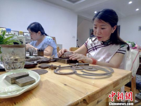 作為成都銀花絲非遺傳承人，道安在自己制作之余，也對學(xué)員進(jìn)行教學(xué)?！⊥貔i 攝