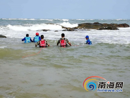 張宗飛和其他隊(duì)員、邊防戰(zhàn)士在工作。張宗飛供圖