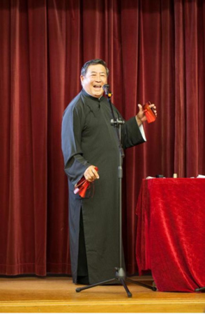 “相聲俱樂部”成員在表演節(jié)目《口吐蓮花》。(新西蘭中華新聞社/景曦 攝)