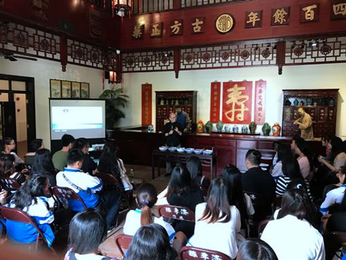 陳李濟中藥博物館館長為學員講解嶺南中醫(yī)藥文化