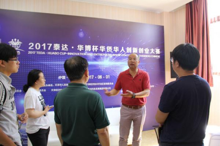 參賽企業(yè)代表接受記者采訪 參賽企業(yè)代表接受記者采訪