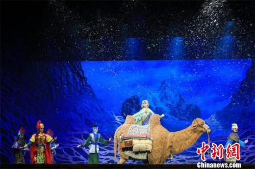 川北大木偶《絲路駝鈴》出使西域。　王爵 攝