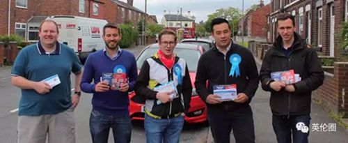 右二為黃精明。（《歐洲時(shí)報(bào)》英國版微信公眾號(hào) 圖片來源：受訪者供圖）