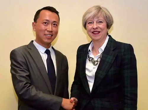何易與英國首相特雷莎·梅合影。（《歐洲時(shí)報(bào)》英國版微信公眾號(hào) 圖片來源：受訪者供圖）