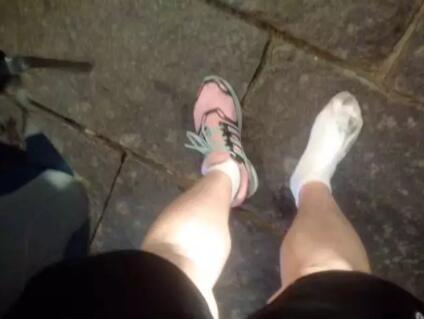 倉皇奔逃中，小周也遺落了一只粉色球鞋。（法國《歐洲時報》意大利版微信公眾號/小周 攝）